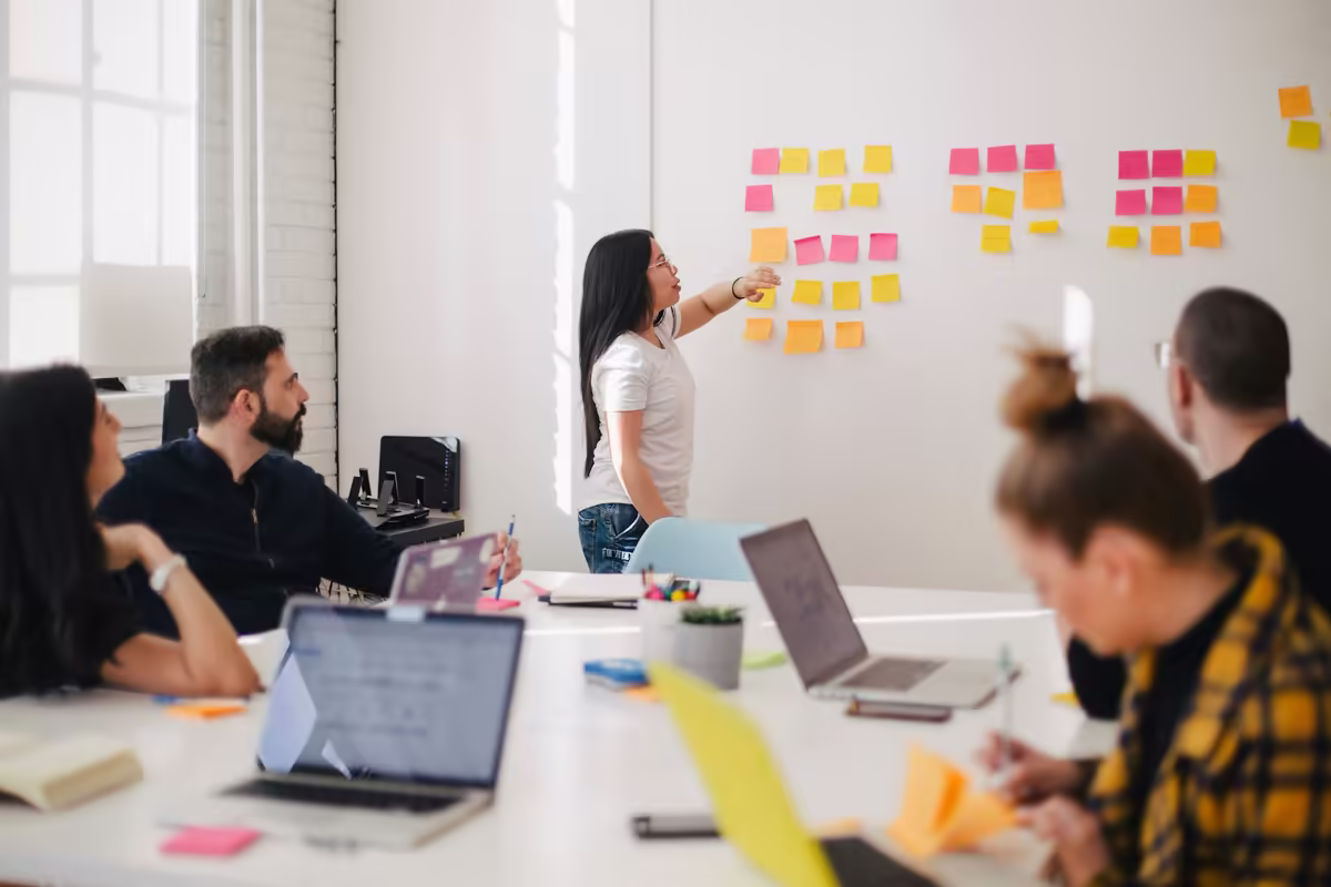 Une équipe travaille devant un tableau blanc pendant un hackathon